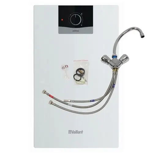 Vaillant Wassererwärmer mit Bedienfeld, zwei flexiblen Anschlussschläuchen und einem Armaturenset, auf weißem Hintergrund. Zubehörteile in transparenter Tüte.